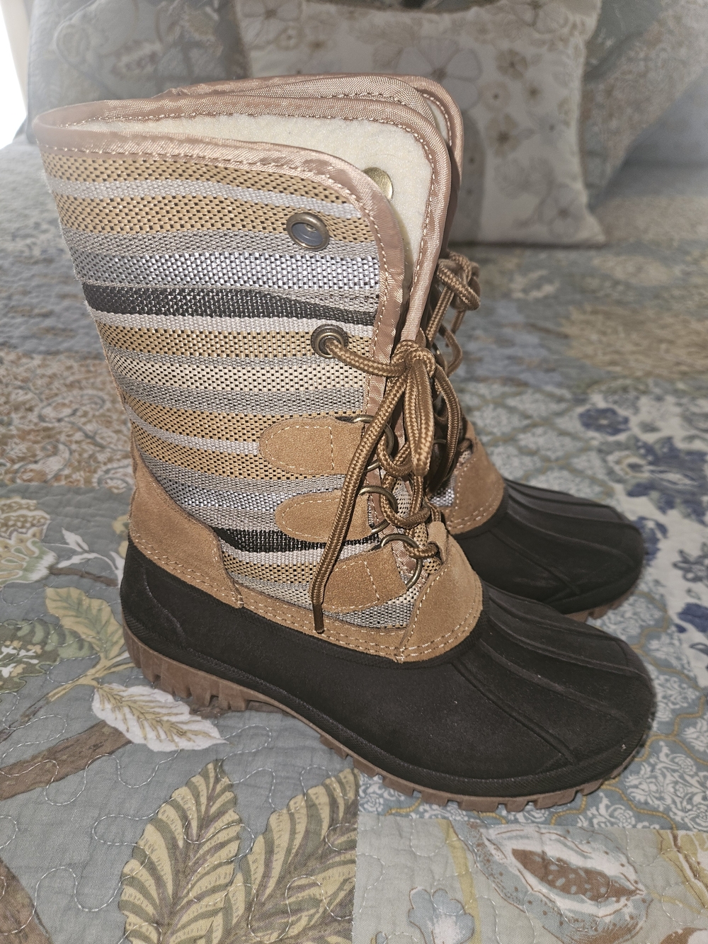 Women’s Tan and Black Lace-Up Winter Duck Boots